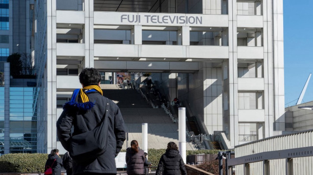 Le logo de la chaîne de télévision japonaise Fuji Television Network affiché sur le bâtiment du siège de la société dans le district d'Odaiba à Tokyo. 