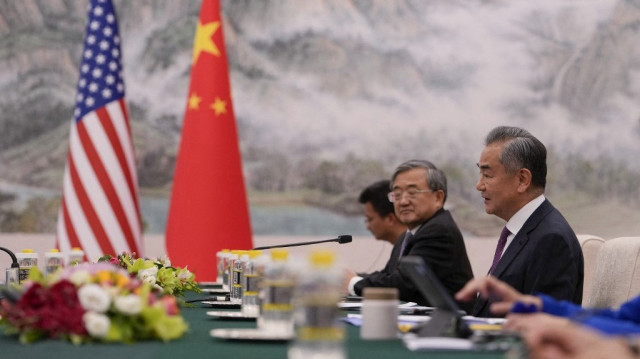 Le ministre chinois des Affaires étrangères, Wang Yi, participe à une réunion bilatérale avec le conseiller principal de la Maison Blanche et envoyé spécial pour le climat, John Podesta, au Grand Hall du Peuple à Pékin, le 6 septembre 2024.  