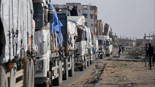 Des camions transportant de l'aide humanitaire arrivent dans la Bande de Gaza, le 20 janvier 2025.