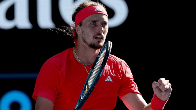 L'Allemand Alexander Zverev célèbre sa balle de match face à l'Américain Tommy Paul lors de leur quart de finale en simple messieurs au tournoi de l'Open d'Australie, le 21 janvier 2025, à Melbourne.