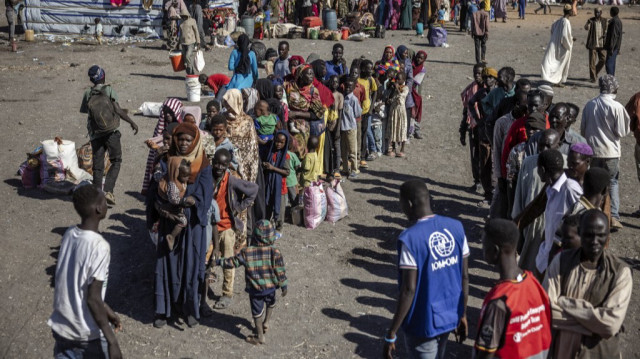 Des réfugiés soudanais et des familles sud-soudanaises qui ont fui la guerre au Soudan font la queue en attendant de monter dans un camion pour se rendre dans un centre de transit pour réfugiés après avoir traversé la frontière au point de passage frontalier de Joda, près de Renk, le 14 février 2024. 