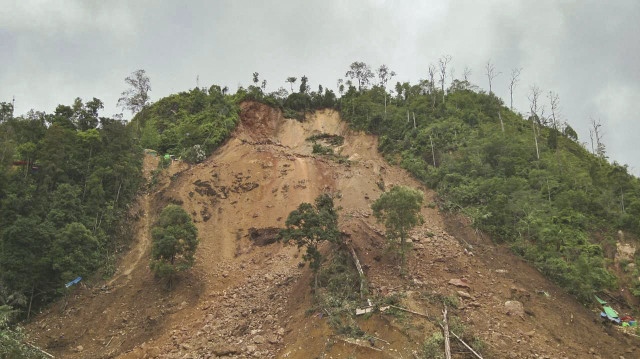 Les fortes précipitations de la saison des pluies ont déclenché un glissement de terrain meurtrier dans le centre de Java.