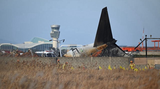 Des équipes de récupération travaillent sur les lieux où un Boeing 737-800 de Jeju Air s'est écrasé et a pris feu à l'aéroport international de Muan, à environ 288 kilomètres au sud-ouest de Séoul, le 30 décembre 2024.