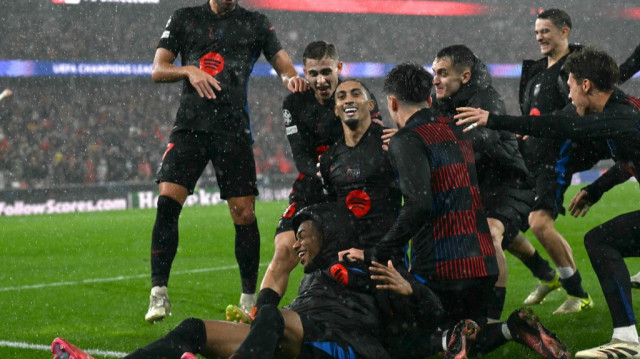 Les joueurs du FC Barcelone célèbrent leur victoire contre le SL Benfica au stade de la Luz, à Lisbonne, le 21 janvier 2025.