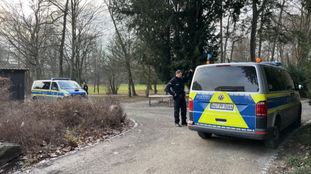 Des voitures de police près du site de l'attaque au couteau à Aschaffenburg, le 22 janvier 2025. 