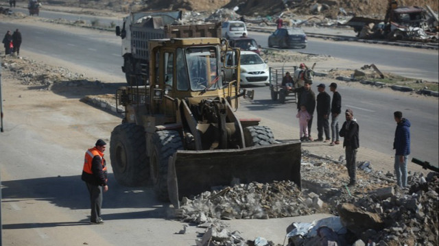 Des équipes travaillent à l'enlèvement des débris des bâtiments détruits à la suite des attaques israéliennes dans la Bande de Gaza.