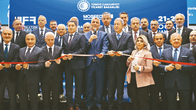 Ticaret Bakanı Ömer Bolat, Uluslararası İstanbul Mobilya Fuarı'nın açılışına katıldı.
Bolat ve beraberindekiler konuşmaların ardından fuarın açılış kurdelesini kesti.