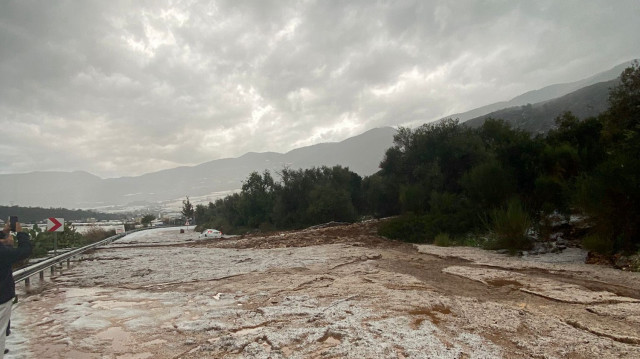 Antalya'da sağanak ve dolu etkili oldu
