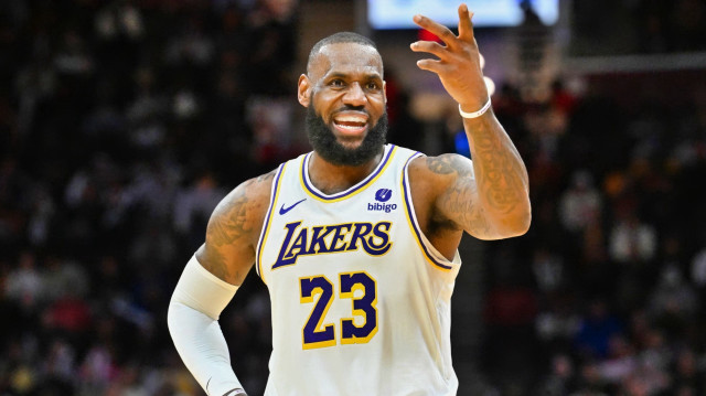 LeBron James bir kez daha tarihe geçti