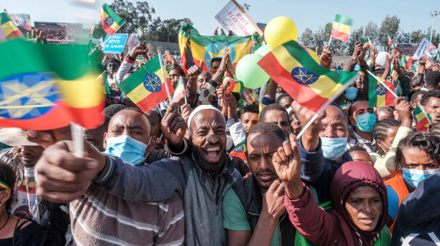 En Ethiopie, l'intelligence artificielle est exploitée par les groupes en conflit pour diffuser de fausses informations, exacerbant les tensions ethniques dans un pays déjà fragilisé par des divisions politiques et sociales.