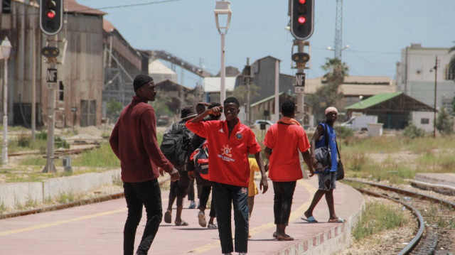 Des migrants africains attendent un train à la gare le 5 juillet 2023, alors qu'ils fuient vers Tunis au milieu des troubles à Sfax suite à l'assassinat le 3 juillet d'un Tunisien lors d'une altercation avec des migrants.