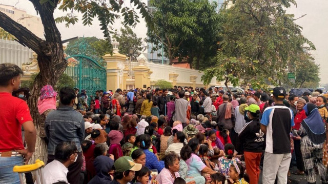 Une foule se rassemblant devant le manoir du magnat cambodgien Sok Kong pour recevoir des enveloppes rouges remplies d'argent avant le Nouvel An lunaire, à Phnom Penh, le 23 janvier 2025. 