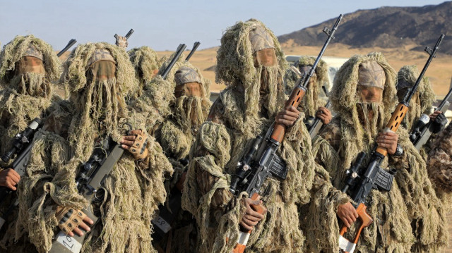 Des soldats yéménites participent à la cérémonie de fin de nouveaux stages militaires et au lancement de la nouvelle année de formation, à Marib, le 23 janvier 2025.