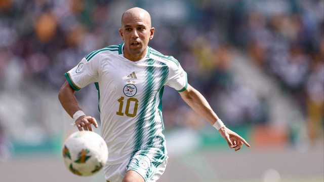 Le milieu de terrain algérien Sofiane Feghouli lors du match de football de la Coupe d'Afrique des Nations (CAN) 2024 entre l'Algérie et le Burkina Faso, au Stade de la Paix à Bouaké le 20 janvier 2024.