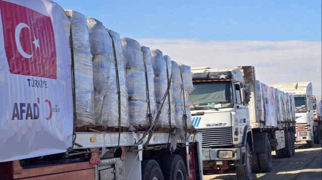 Après le cessez-le-feu, les camions d'aide du Croissant-Rouge turc ont commencé à entrer à Gaza, le 24 janvier 2025.