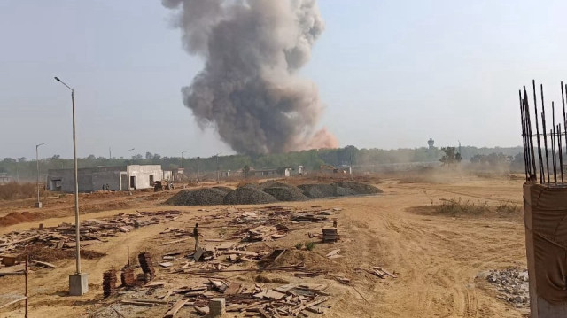 L'explosion, survenue dans une usine du Maharashtra en Inde, a provoqué l'effondrement du toit du bâtiment.