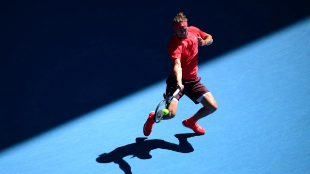 L'Allemand Alexander Zverev contre le Serbe Novak Djokovic lors de leur demi-finale en simple messieurs, au treizième jour du tournoi de tennis de l'Open d'Australie, à Melbourne, le 24 janvier 2025.