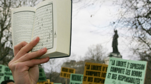 La loi interdit de brûler, de souiller, de déchirer ou de donner des coups de pied publiquement sur des textes religieux. Tout contrevenant s'expose à une peine de deux ans d'emprisonnement.
