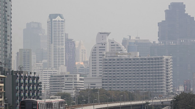 Un BTS Skytrain circule sur ses rails dans un contexte de forte pollution atmosphérique à Bangkok, le 24 janvier 2025.