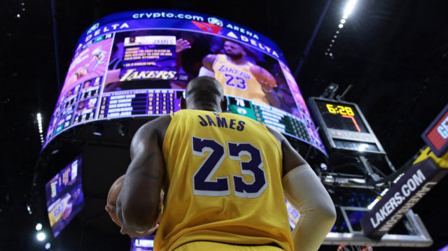 LeBron James, n°23 des Los Angeles Lakers, observe le jeu lors de la rencontre contre les Boston Celtics le 23 janvier 2025 à l'Intuit Dome à Los Angeles, Californie.