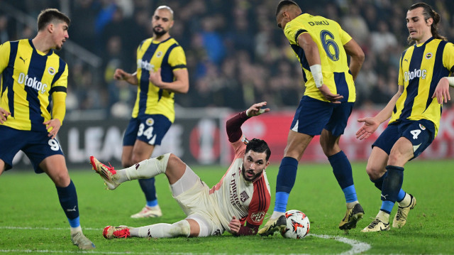 Les équipes de Fenerbahçe et de l'Olympique Lyonnais au stade Ülker, à Istanbul, le 23 janvier 2025. 