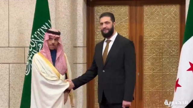 Le ministre saoudien des Affaires étrangères, Faisal bin Farhan (G) et le chef de la nouvelle administration syrienne, Ahmed Al-Sharaa à Damas en Syrie, le 24 janvier 2025.