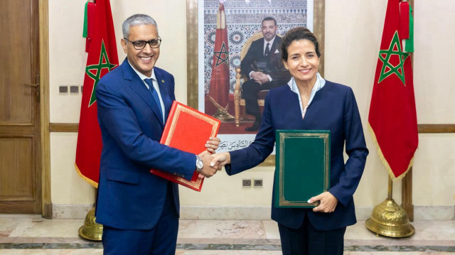 Leïla Benali, ministre marocaine de la Transition énergétique, et son homologue mauritanien Mohamed Ould Khaled.