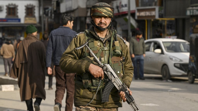 Un membre du personnel paramilitaire indien monte la garde dans une rue de Srinagar le 20 janvier 2025, alors que les mesures de sécurité sont renforcées à l'approche de la fête de la République indienne.