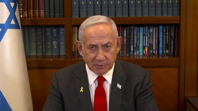 Cette image tirée d'une vidéo diffusée par le Bureau de presse du gouvernement israélien (GPO) montre le Premier ministre Benjamin Netanyahu lors d'une allocution télévisée à Jérusalem le 18 janvier 2025. Le 18 janvier, le Premier ministre israélien a déclaré qu'Israël se réservait le droit de reprendre les combats à Gaza avec le soutien des États-Unis, tout en s'engageant à ramener chez eux tous les otages détenus dans le territoire palestinien.