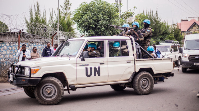 Des soldats uruguayens de la Mission de stabilisation de l'Organisation des Nations unies en République démocratique du Congo (MONUSCO) assurent l'évacuation du personnel civil non essentiel à Goma, le 25 janvier 2025. L'Union africaine a demandé samedi la "cessation immédiate" des combats meurtriers dans l'est de la République démocratique du Congo, où les forces du M23, soutenues par le Rwanda, affrontent les forces de maintien de la paix étrangères et l'armée de la RDC. Le président de la Commission de l'Union africaine, Moussa Faki Mahamat, a appelé à "la cessation immédiate de toutes les hostilités" et "exhorte vivement les parties à préserver la vie des civils", a déclaré l'organisation dans un communiqué.