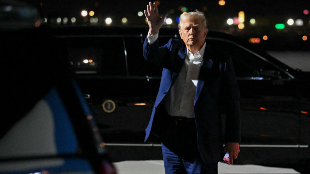 Le président américain Donald Trump salue après être descendu d'Air Force One à son arrivée à l'aéroport international Harry Reid de Las Vegas, Nevada, le 24 janvier 2025.