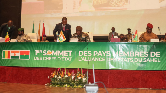 Le chef du gouvernement militaire du Niger, le général Abdourahamane Tiani (C), le colonel malien Assimi Goita (G) et le capitaine burkinabé Ibrahim Traore (D) signent les documents de la Confédération des États du Sahel (AES) lors de leur premier sommet à Niamey, le 6 juillet 2024.