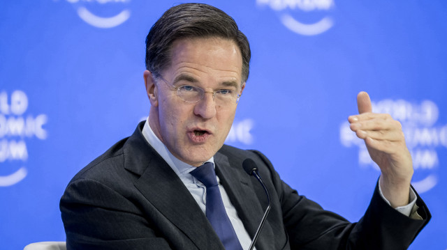 Le secrétaire général de l'OTAN, Mark Rutte, s'adresse au public dans le cadre de la réunion annuelle du Forum économique mondial (WEF) à Davos, le 23 janvier 2025. Les alliés de l'OTAN doivent payer leur "juste part" en matière de défense avant d'envisager l'élargissement de l'alliance, a déclaré un envoyé présidentiel américain le 23 janvier 2025, dans une réplique au chef de l'OTAN lors d'un événement à Davos, après que Mark Rutte ait déclaré quelques minutes plus tôt que "l'adhésion complète à l'OTAN est alors l'issue la plus facile" pour l'Ukraine si une paix "soutenable" est assurée.