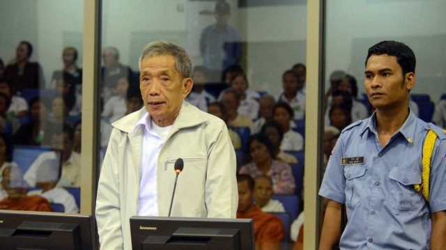 L'ancien chef de prison des Khmers rouges, Kaing Guek Eav, plus connu sous le nom de Duch (à gauche), dans la salle d'audience à Phnom Penh, le 20 mars 2012.