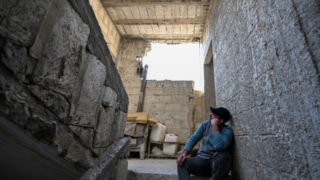 Ahmad Kafozi, 40 ans, vérifie sa maison à Hammuriyeh, dans l'ancienne région de la Ghouta orientale tenue par les rebelles, à la périphérie de Damas, le 14 janvier 2025,.