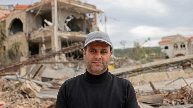 Le maire de Naqura, Abbas Awada, devant les destructions de la guerre entre Israël et le Hezbollah, dans la ville côtière de Naqura, au sud du Liban, à la frontière avec Israël, le 22 janvier 2025. 