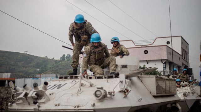 Des soldats uruguayens de la Mission de stabilisation de l'Organisation des Nations Unies en République démocratique du Congo (MONUSCO) se déplacent sur leur véhicule blindé de transport de troupes (APC) à Nzulo, sur la route principale reliant la capitale du Nord-Kivu, Goma, à la ville de Sake, le 25 janvier 2025. Trois soldats sud-africains ont été tués et 18 autres blessés lors d'affrontements avec les forces du M23 dans l'est de la République démocratique du Congo, où ils faisaient partie d'une mission d'Afrique australe, ont déclaré samedi un parti politique et un syndicat militaire.