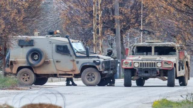 Des soldats israéliens sécurisent un barrage routier à Borj El Mlouk le 26 janvier 2025.