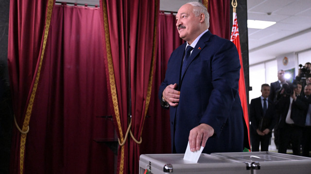 Le président biélorusse et candidat à la présidence Alexandre Loukachenko vote lors de l'élection présidentielle biélorusse dans un bureau de vote de la capitale Minsk, le 26 janvier 2025.