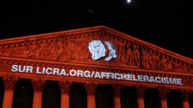 La Ligue internationale contre le racisme et l'antisémitisme (Licra) organise une manifestation en projetant des messages pour dénoncer l'augmentation des messages de haine sur les médias sociaux, sur la façade de l'Assemblée nationale à Paris, le 13 mai 2019.