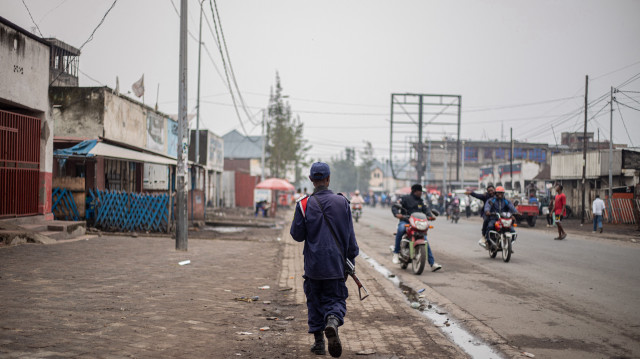 Un policier congolais patrouille dans les rues de Goma le 25 janvier 2025. Les civils de l'est de la République démocratique du Congo sont confrontés à des "risques croissants" alors que le groupe M23, soutenu par le Rwanda, se rapproche de la ville clé de Goma, a déclaré Human Rights Watch samedi. Vendredi, des affrontements intenses ont eu lieu à 20 kilomètres à peine de la capitale provinciale du Nord-Kivu, qui compte un million d'habitants et au moins autant de personnes déplacées. Le conflit entre le M23, soutenu par quelque 3 000 à 4 000 soldats rwandais selon l'ONU, et les forces congolaises dure depuis plus de trois ans, aggravant une crise humanitaire chronique dans la région. De nombreux civils ont été contraints de quitter leur foyer à d'innombrables reprises.