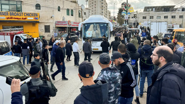 ذوو أسرى فلسطينيين محررين: سعادتنا لا توصف ونأمل تحرير البقية