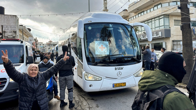 إعلام مصري: الأسرى الفلسطينيون الـ70 المبعدون يتجهون إلى القاهرة