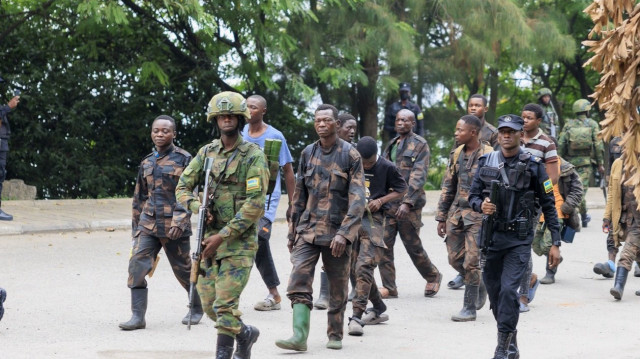 Soldats congolais en fuite escortés après le désarmement à Rubavu.