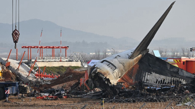 L'emplacement où le Boeing 737-800 de Jeju Air s'est écrasé et a pris feu est visible à l'aéroport international de Muan, à quelque 288 kilomètres au sud-ouest de Séoul, le 30 décembre 2024.