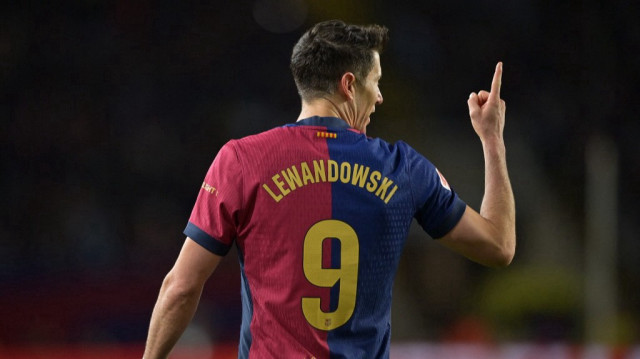 L'attaquant polonais de Barcelone, le N°9 Robert Lewandowski, célèbre son sixième but lors du match de Liga espagnole entre le FC Barcelone et Valence CF au stade olympique Lluis Companys de Barcelone, le 26 janvier 2025.