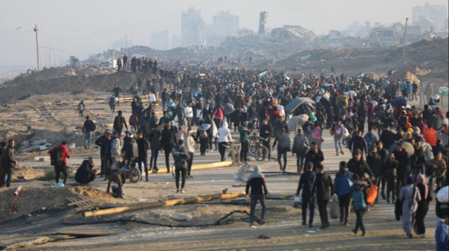 Les Palestiniens déplacés de force retournent à pied vers leurs maisons dans le nord de Gaza, le 27 janvier 2025.