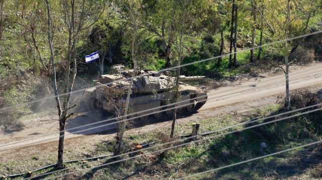 Un char de combat principal Merkava de l'armée d'occupation israélienne sur une route à la périphérie du village de Mais al-Jabal, dans le sud du Liban, le 25 janvier 2025.

