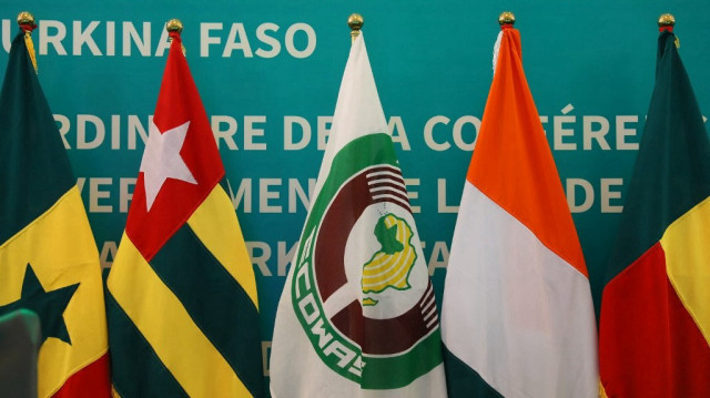 Le drapeau de la CEDEAO avec les drapeaux des membres lors du deuxième sommet extraordinaire sur la situation politique au Burkina Faso, à Accra, au Ghana, le 3 février 2022.