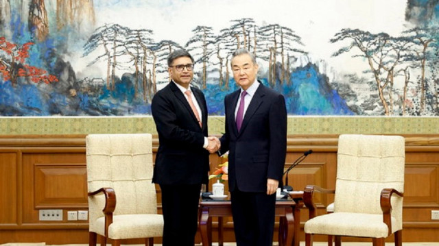 Vikram Misri, ministre des affaires étrangères indien, et Wang Yi, ministre chinois des affaires étrangères.